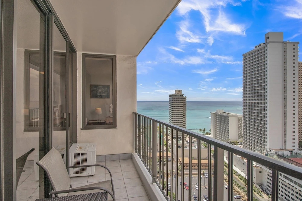 High Rise Ocean View Waikiki Condo, FREE Parking & Wi-Fi