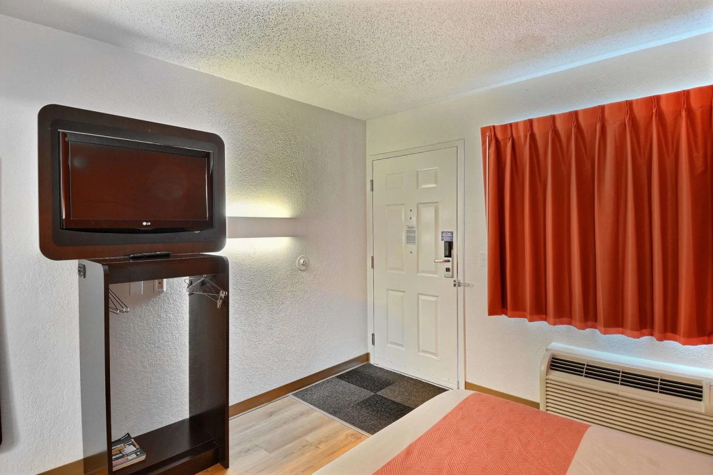 Motel 6-Tewksbury, MA - Boston