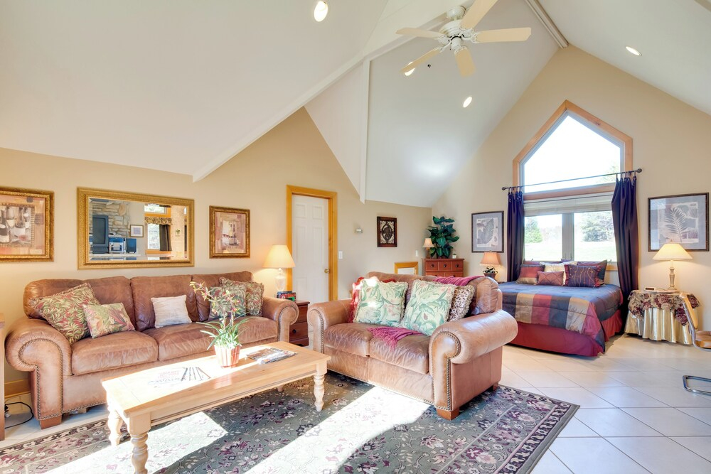 Peaceful Lake Lure Cabin w/ Fireplace!