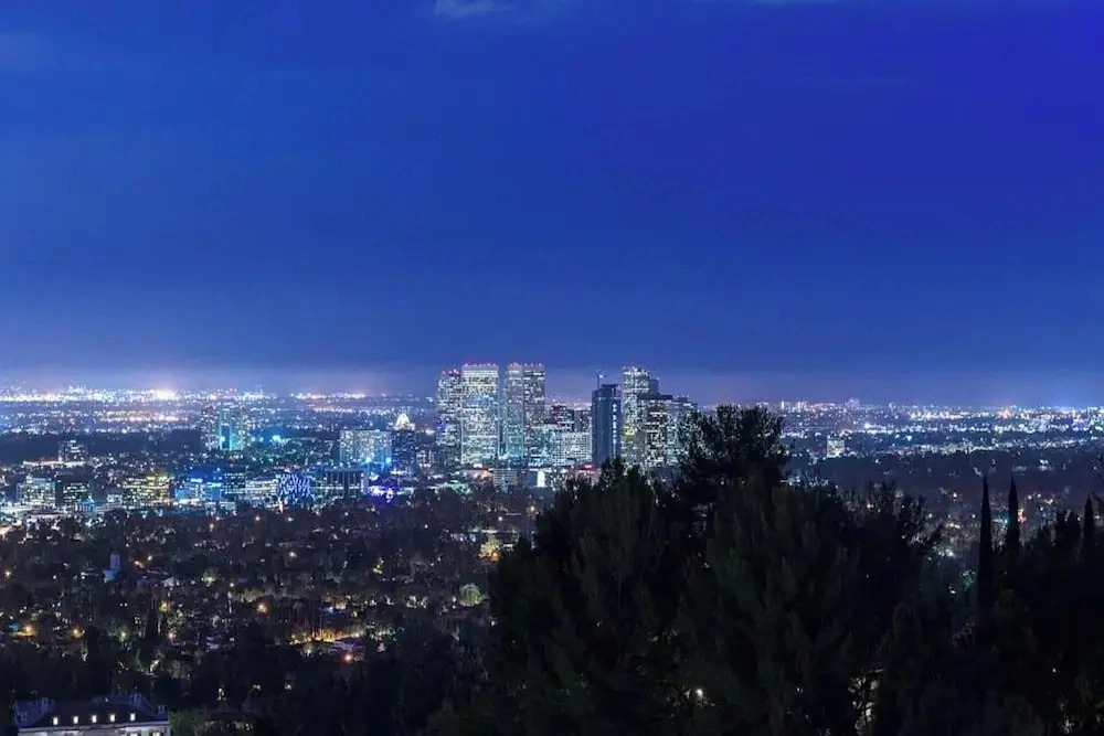 Beverly Crest: Ultra-private BH Retreat w/ Infinity Pool & Skyline Vistas