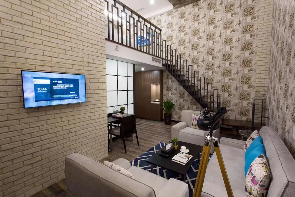 Re Young Loft Hotel