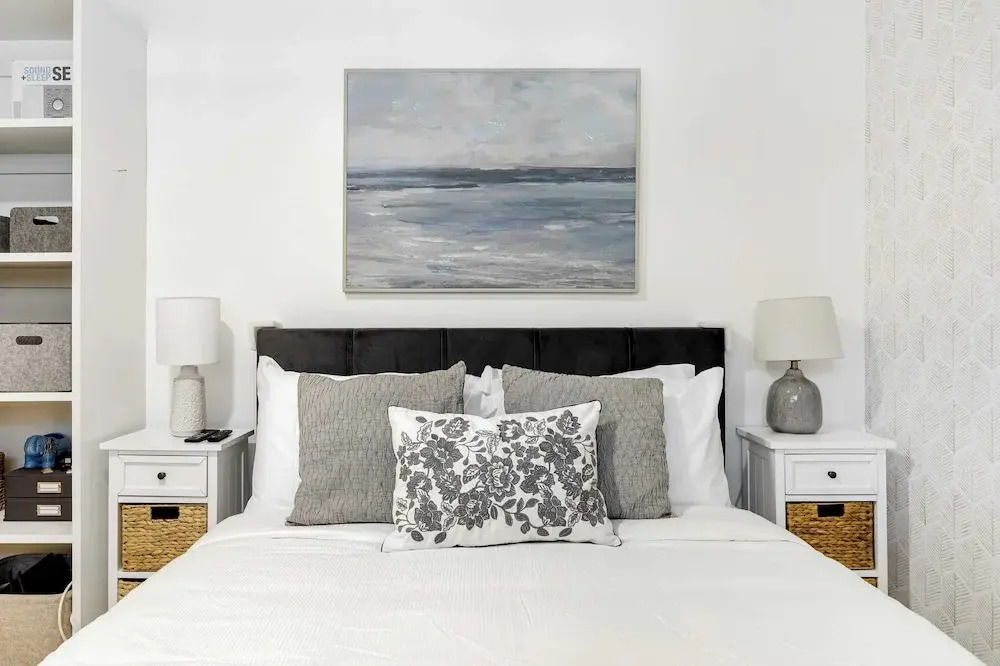 Oceanfront Gem w/ Balcony, Pool, Hot Tub & Carbon Beach Access Bluewater Haven by Avantstay