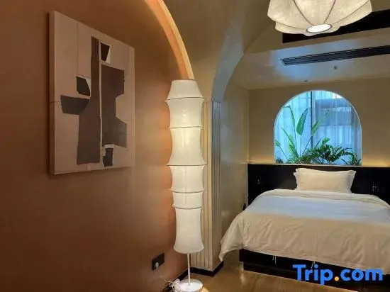 The Artisan Rose Hotel