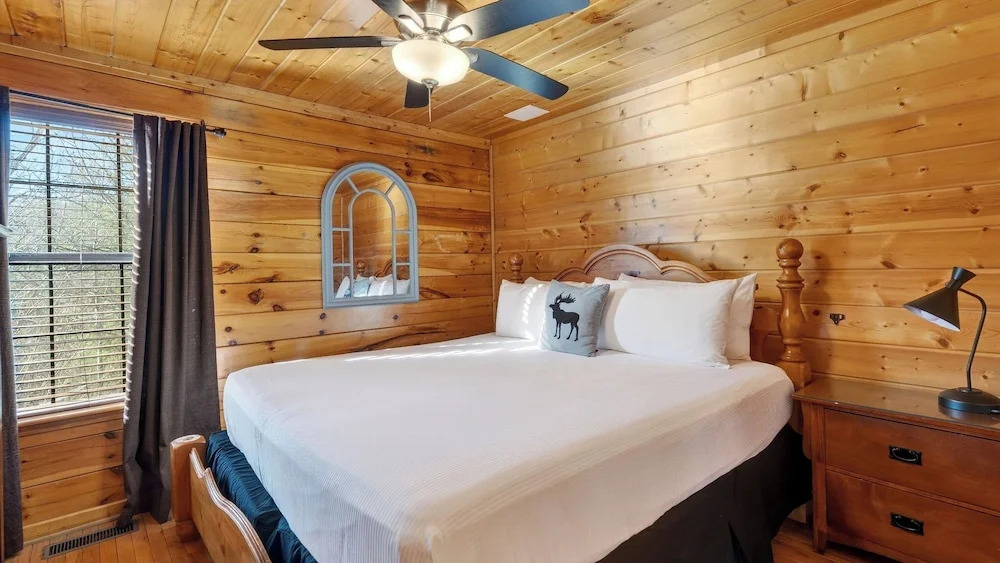 Grand Getaway Cabin by Avantstay A-frame Retreat + Hot Tub + Pool Access, Game Room Mins to Dollywood
