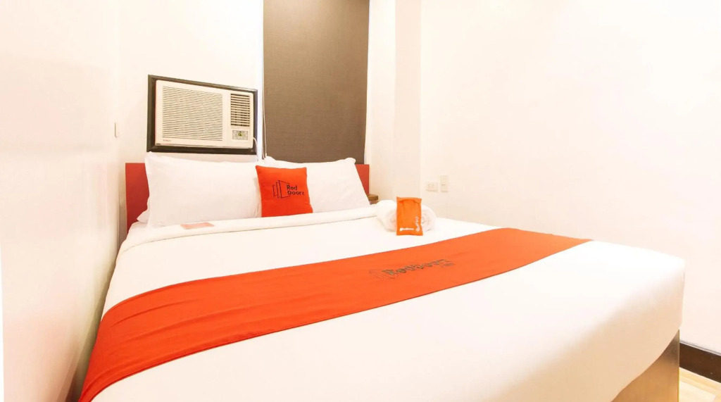 RedDoorz Plus at MM Hotel Las Pinas former RedDoorz Plus Near Bamboo Organ