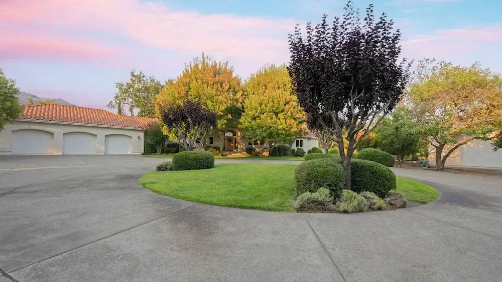 Vineyard Estate w/ Pool, Spa & Bocce Ball + Mins to Wineries & Park Lawndale Manor by Avantstay