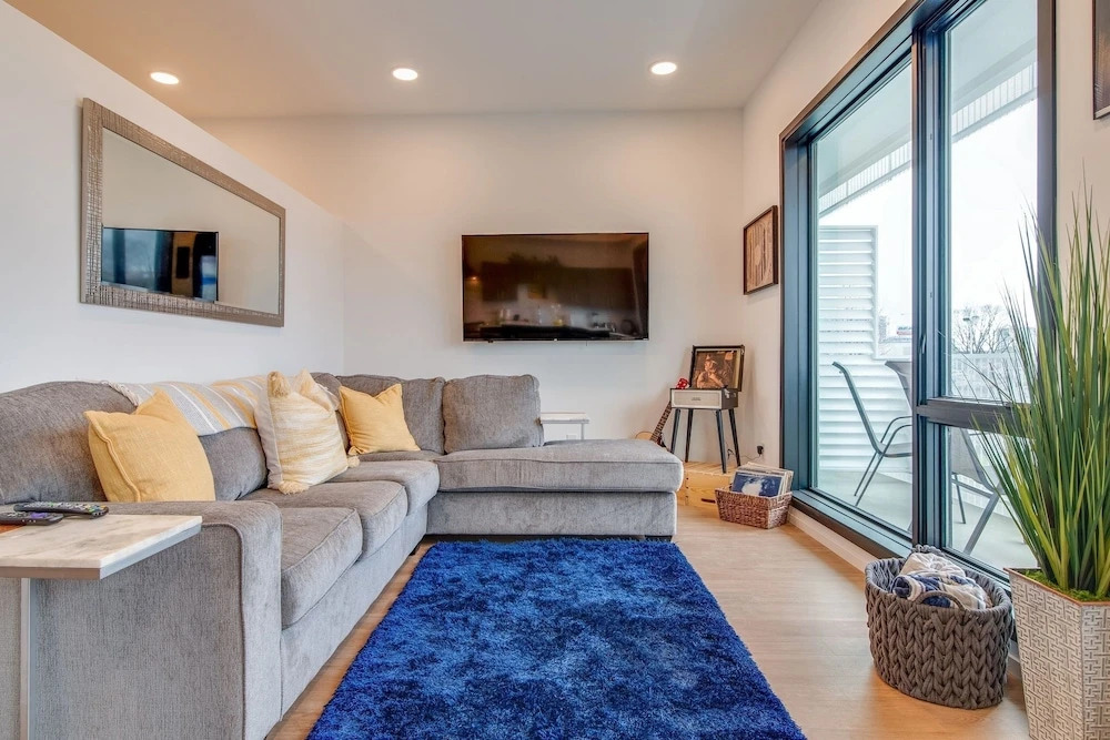 Lllume Chic Gulch View Community Gym & Pool 1 Bedroom Condo