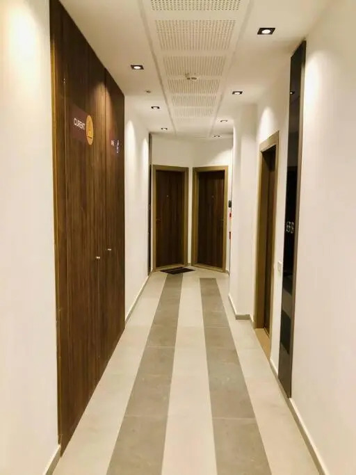 Modern and New Apartment near City Center V6B-64
