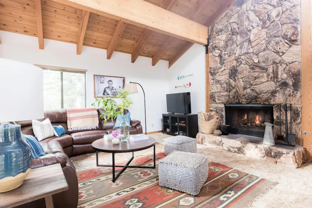 Wolfe by AvantStay | Near Lake Tahoe, w/ Hot Tub, Fireplace, 2 Private Decks!