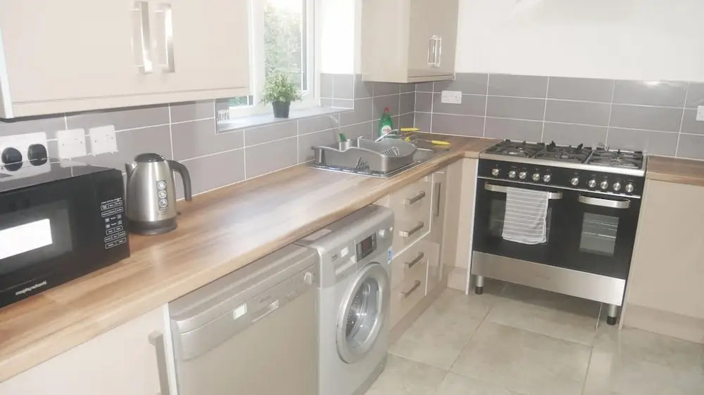 NEW Sleek 6BD Kensington Home Close to City
