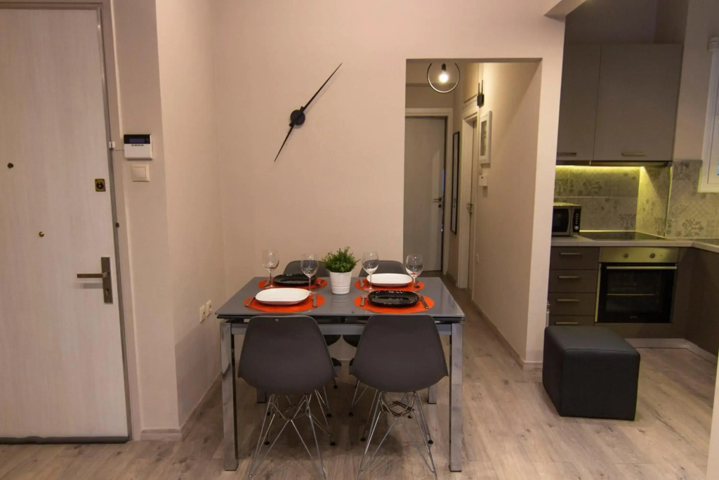 Luxury apartment 10’ from the center!