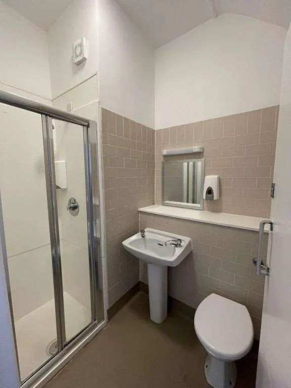 Leevin Hostel George