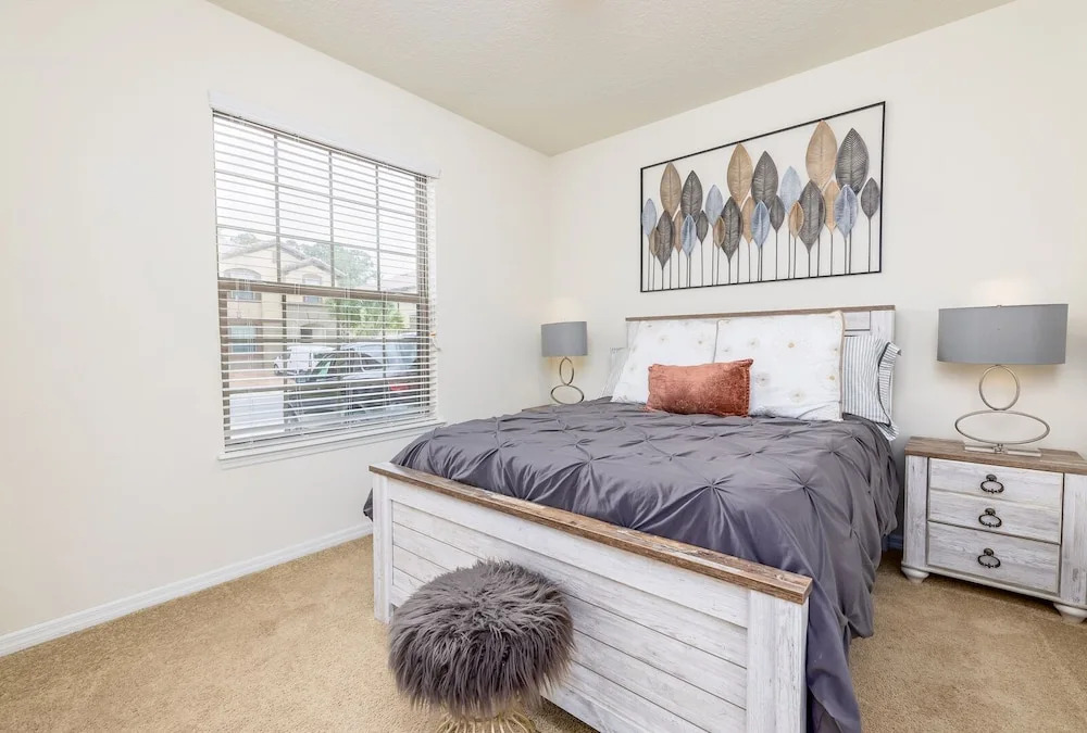 Amazing New TownHome 5 Bdr 4,5 Bath with Pvt Pool and Access to Clubhouse,15min from Disney