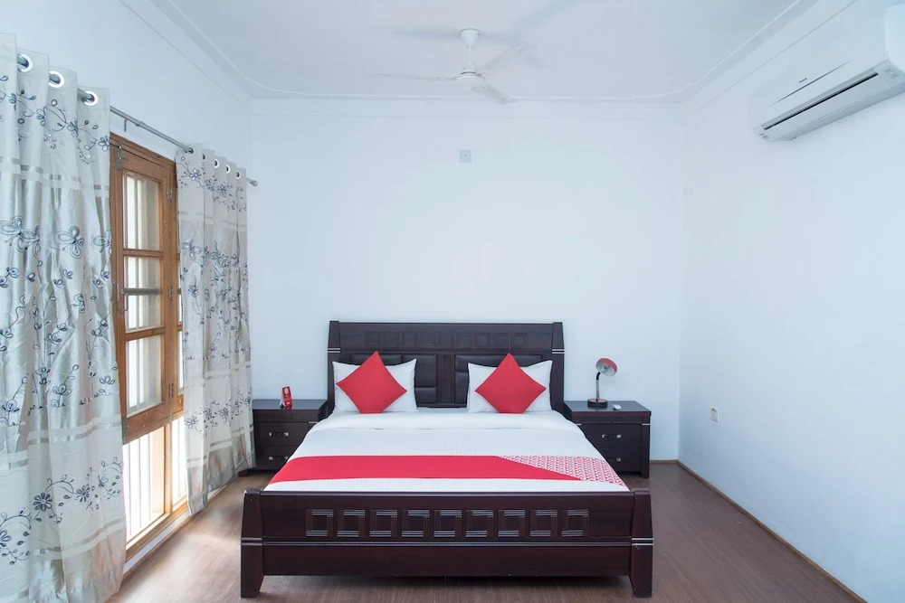 OYO 11064 Home Elegant 3BHK Villa Near Hiran Magri