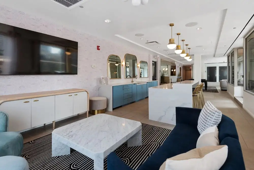 Near Riverwalk 2BR Private Balcony Downtown