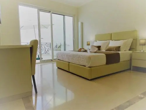 Bowen, Luxury Suites