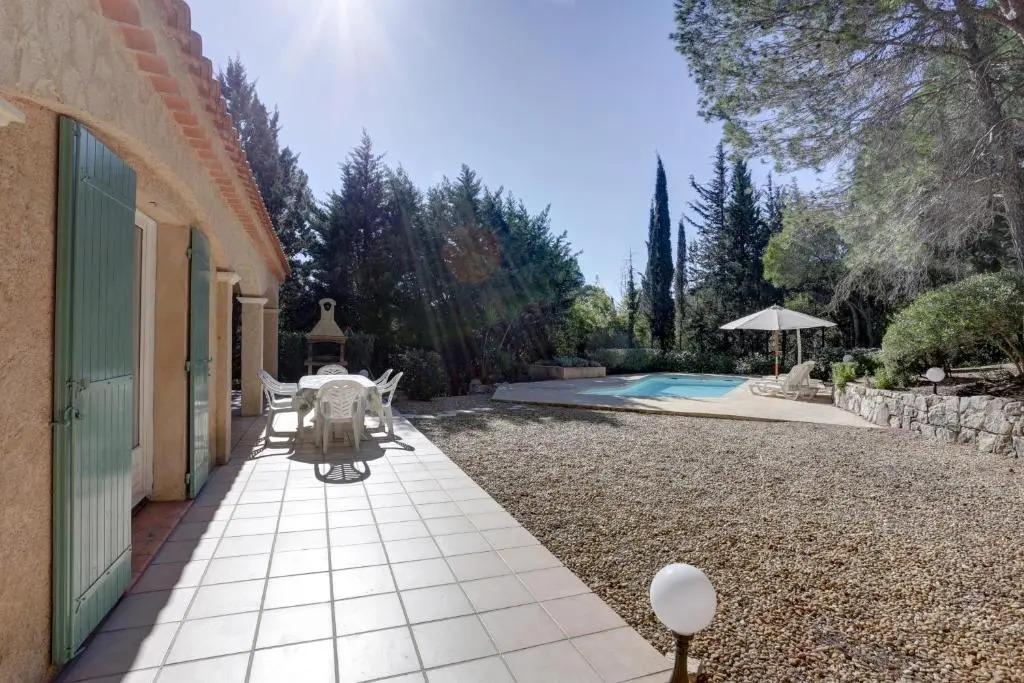 villa 8 pers, climatisée, piscine chauffée, un havre de paix sous les pins parasols