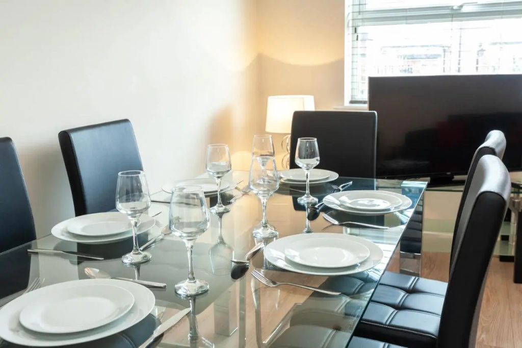 4 bed home, driveway parking ideally located in Latchford, Warrington - Executive St Marys House