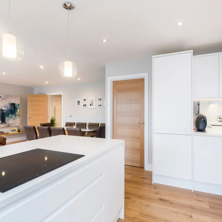 Stylish new Home With Parking - King Beds Garden