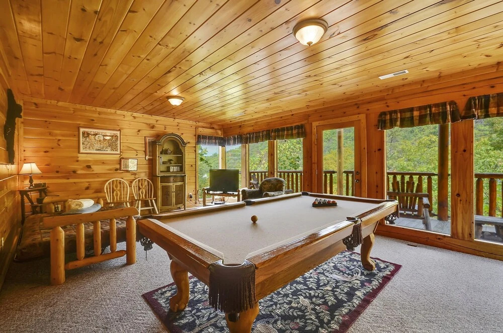 Spacious Cubby Bear Cabin with Private Hot Tub by Redawning