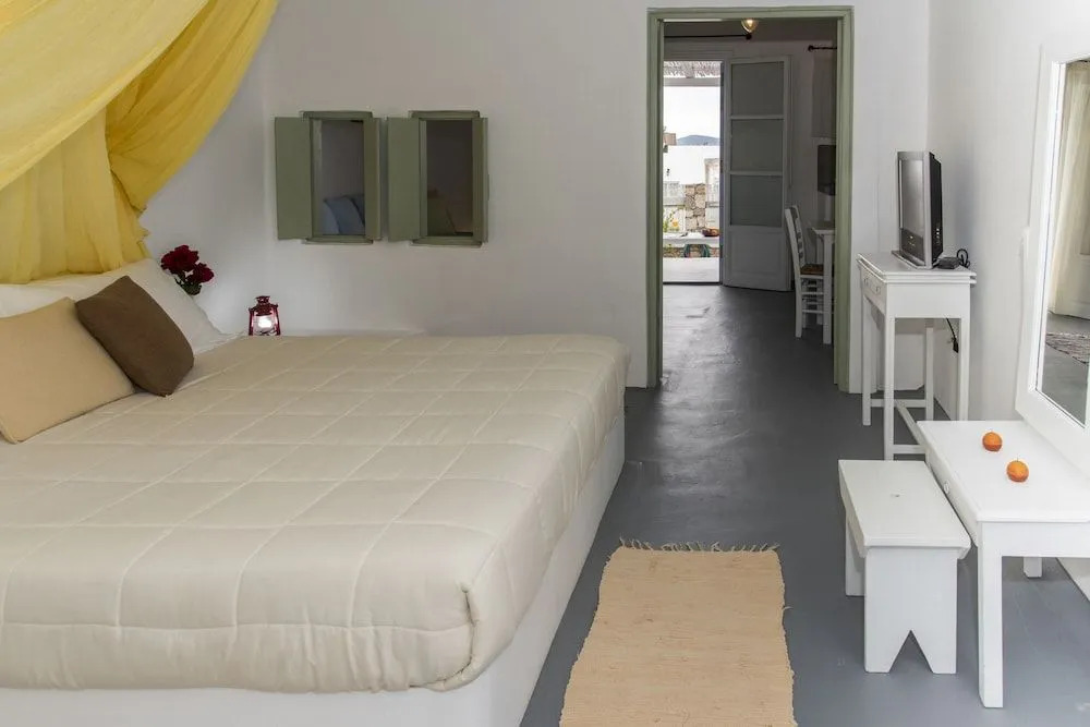 Thalassitra Private Pool Suites & Spa
