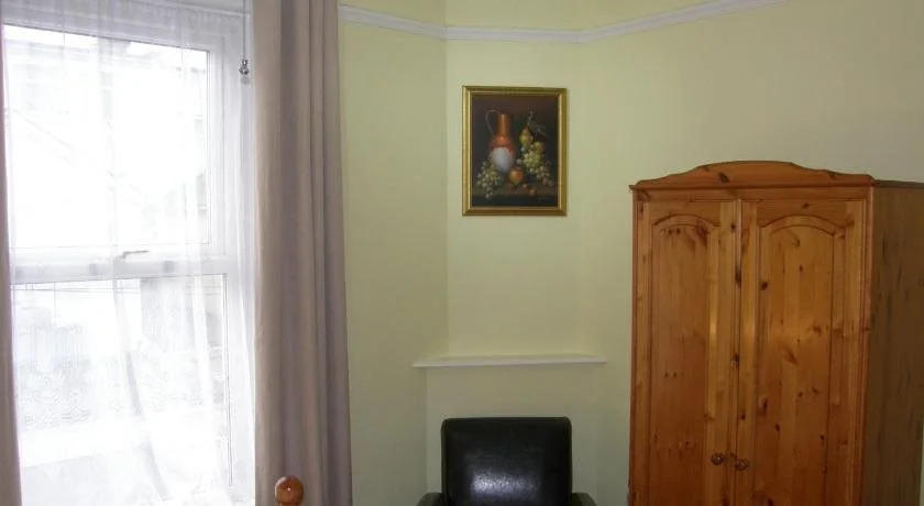 Kingswinford Guest House with Free Parking