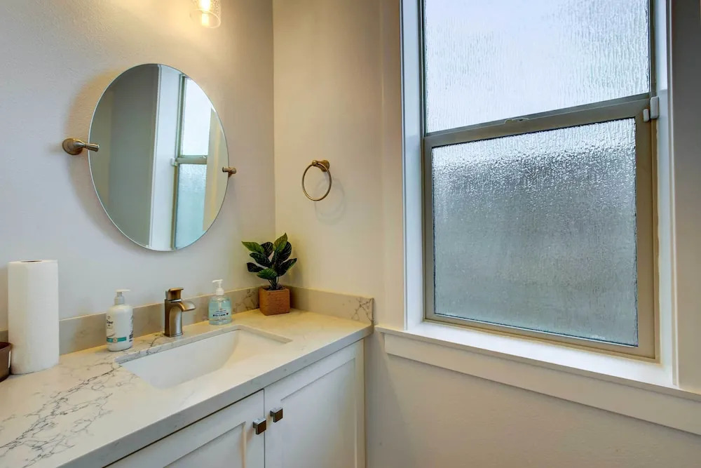 Pet-Friendly Paramount Home, 16 Mi to Los Angeles