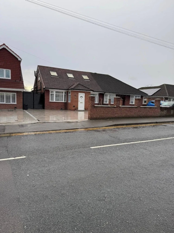 Spacious 4-bedroom Home in Ashford, Kent - Perfect for Families and Groups