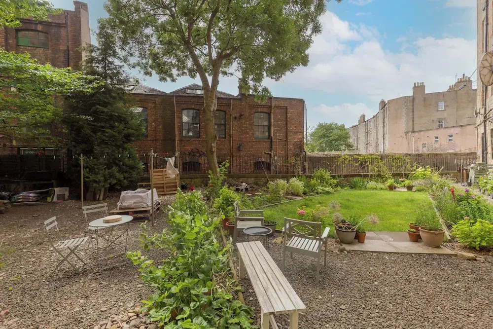 Edinburgh Castle Views Stylish 2BD Flat Sleeps 4