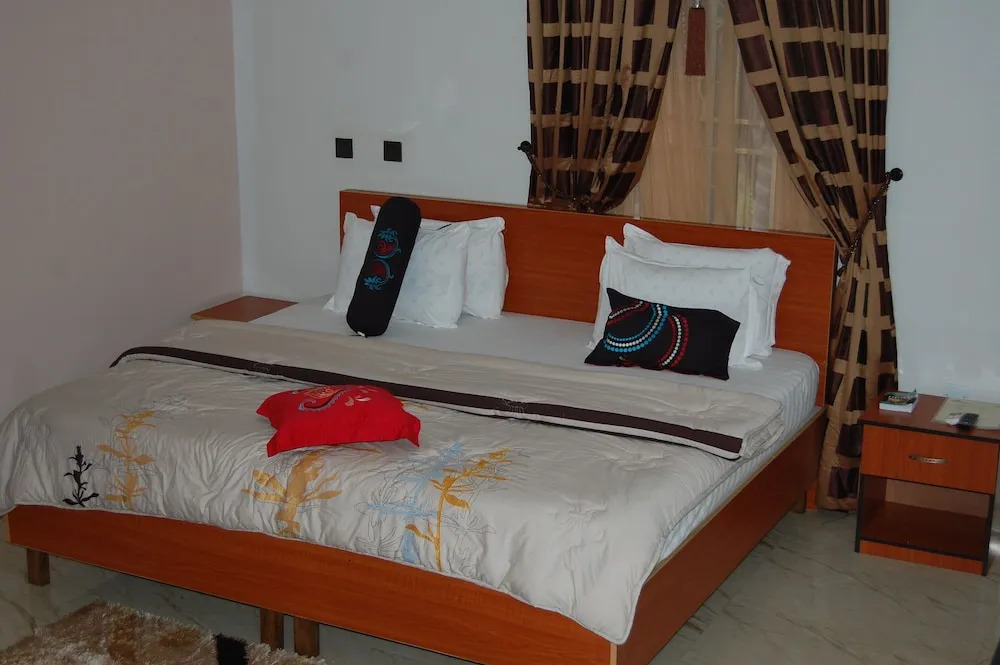 Nue Crest Hotel & Suites