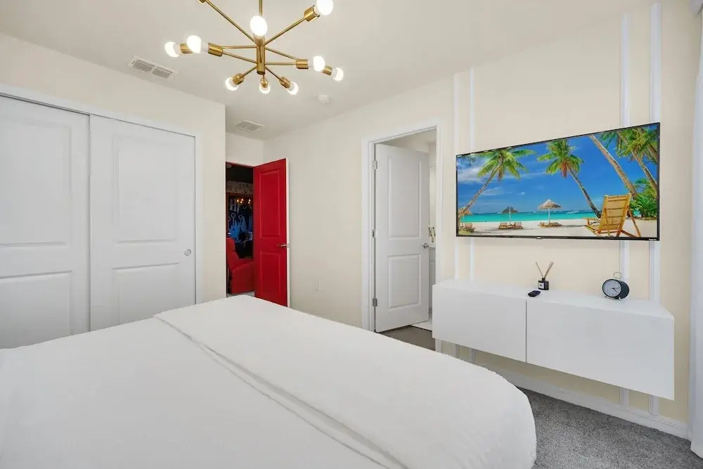 Chic 10br Retreat With Themed Rooms & Pool