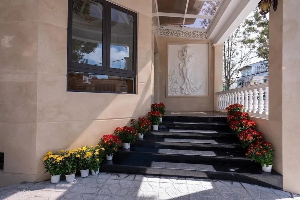 N Queen Apartment Hotel