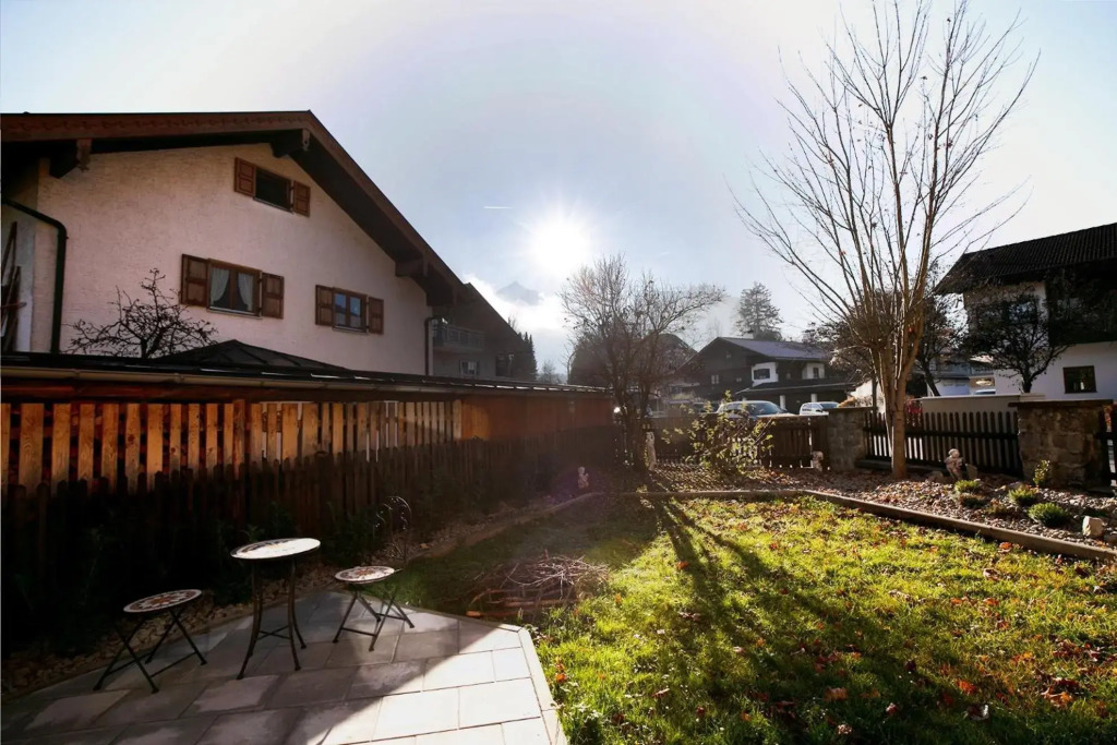 Sunlit Garden & Mountain Apartment