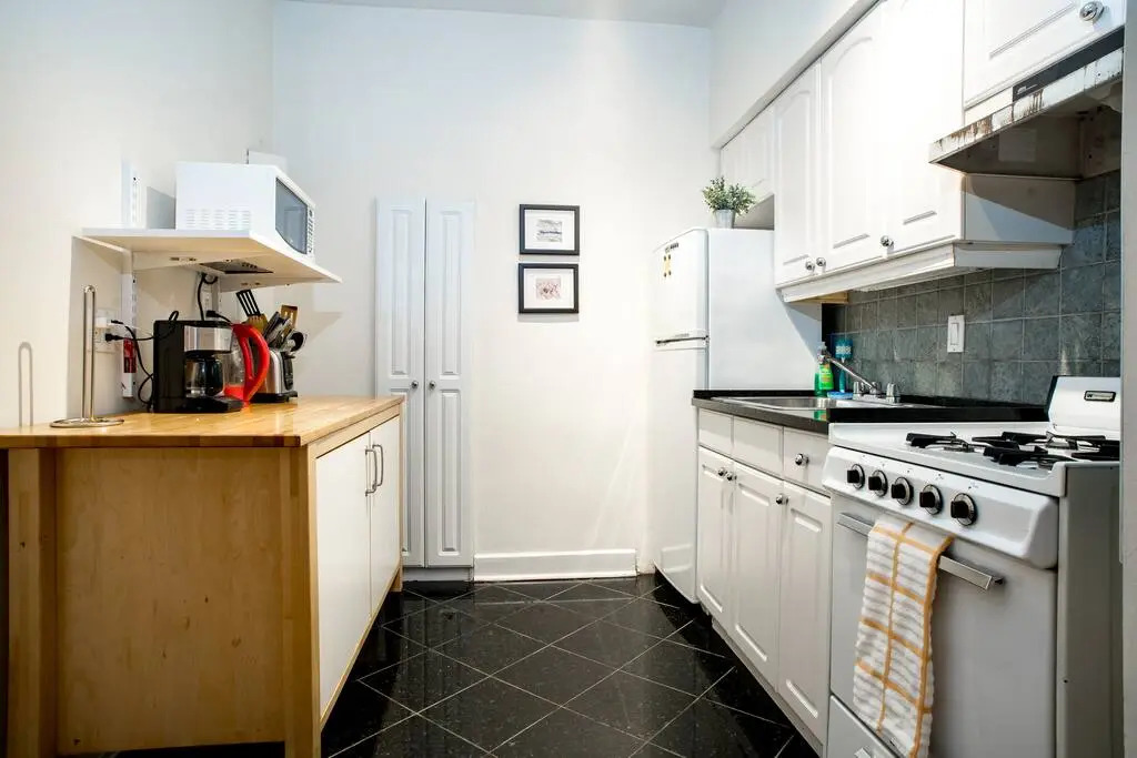61-2c Prime UES 2BR Newly Furnished Best Value