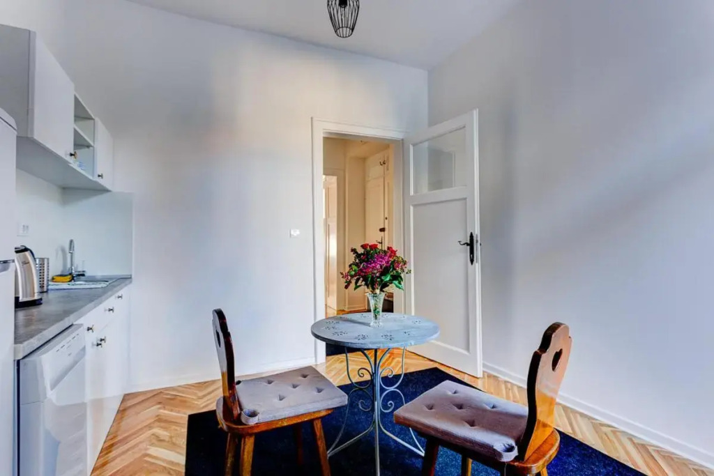Bright Apartment Central