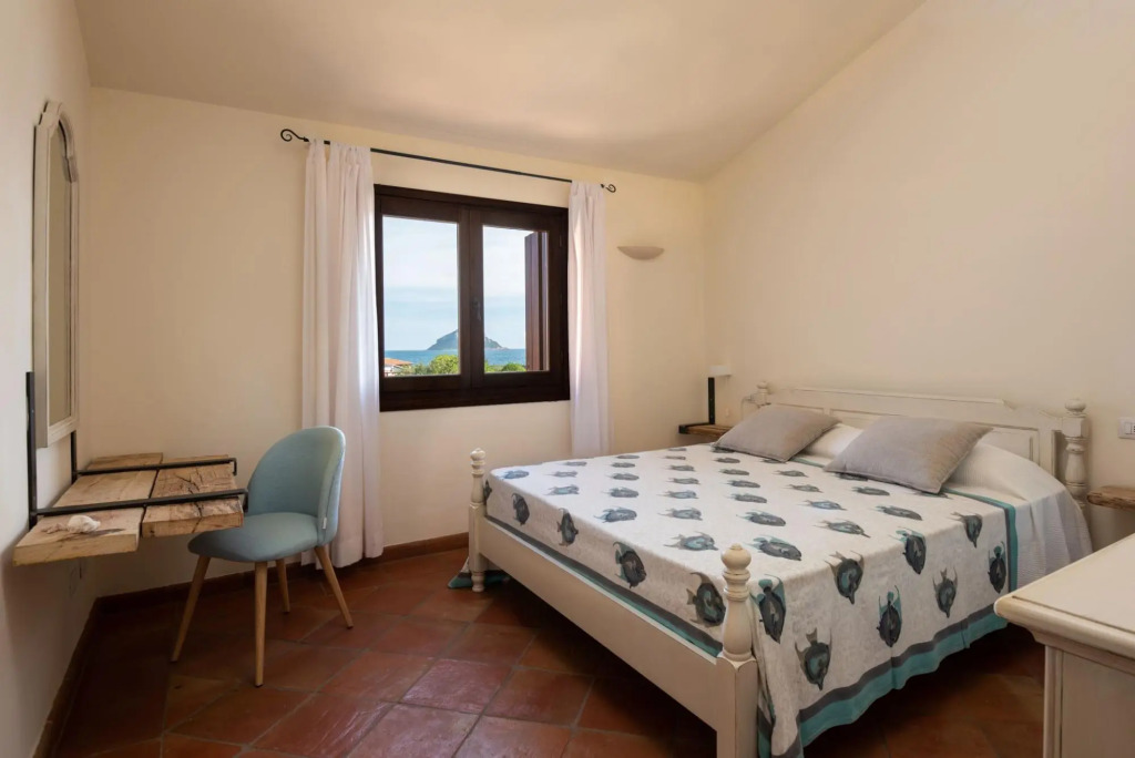 It has a double room with a double bed, a bathroom, large living room with sofa bed (1,40 m - for 1-MOLARA 2_PT
