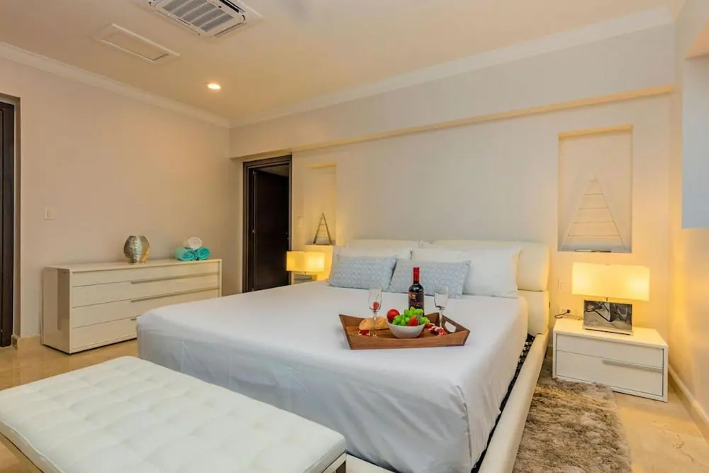 Top Floor Corner Condo w Amazing Views 2BR 3BA