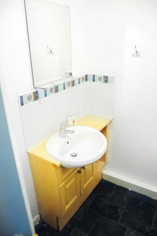 Dennistoun Apartment with Balcony