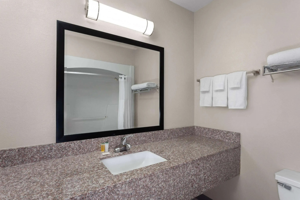 Days Inn & Suites by Wyndham Morris I-80