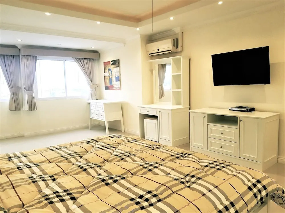 Large, Stylish 2 bed Apartment With Pool Table in Pattaya