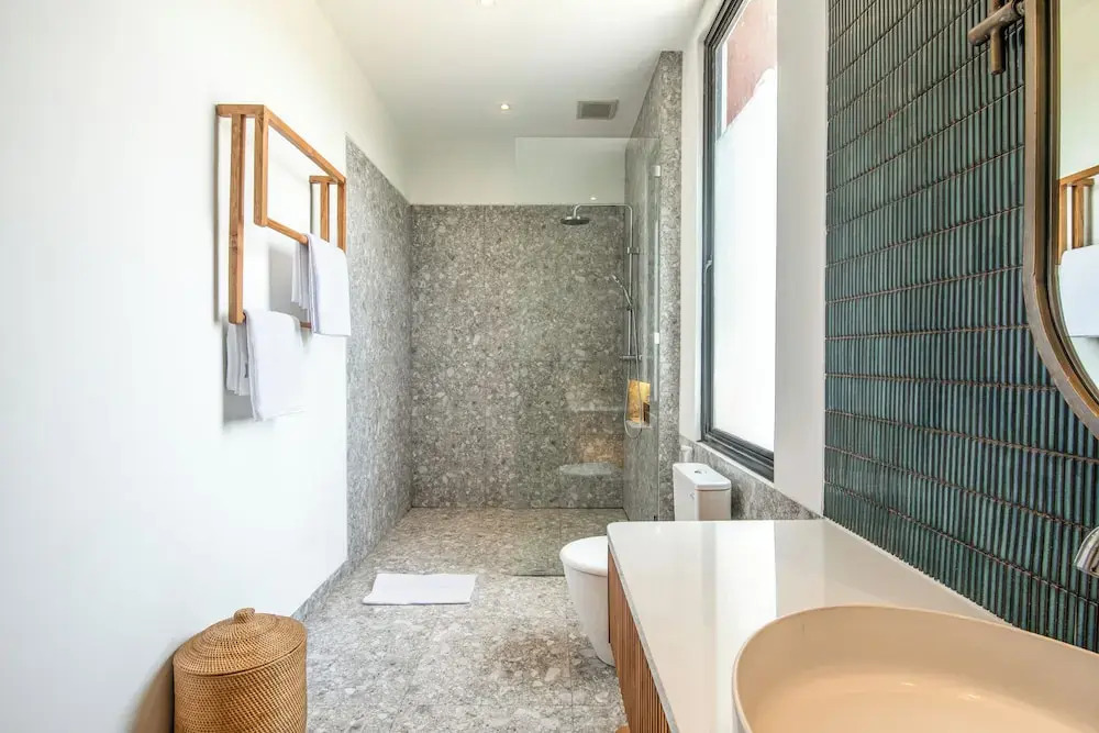 Brand new Luxury 5 br villa 200m to Brawah Beach