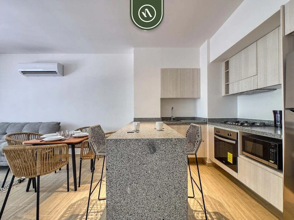 New 1 BR Condo - Oceanview Pool - 2 min to Beach