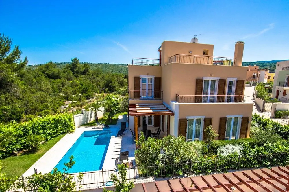 Villa Oleander by Domus Mirus - Rooftop Cinema & Pool & 6min Walk to Beach