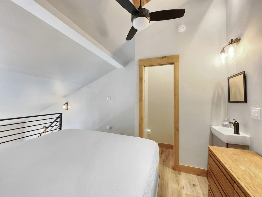 Studio with Prime Location in Heart of Center Village - CJ303 by Redawning