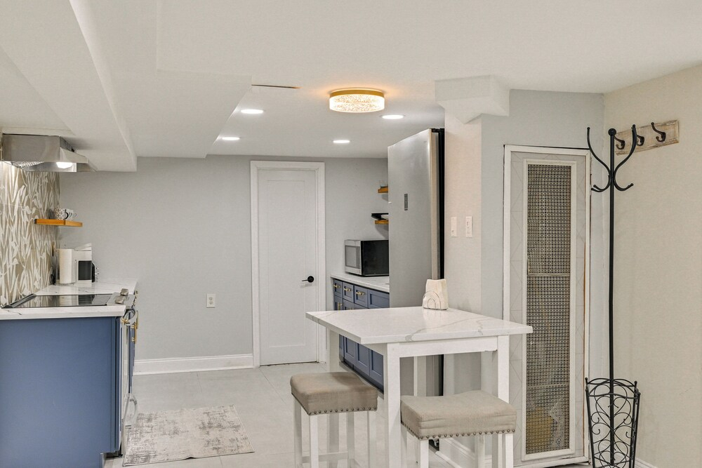 Lovely Elmont Apartment - Walk to Bus Stop!