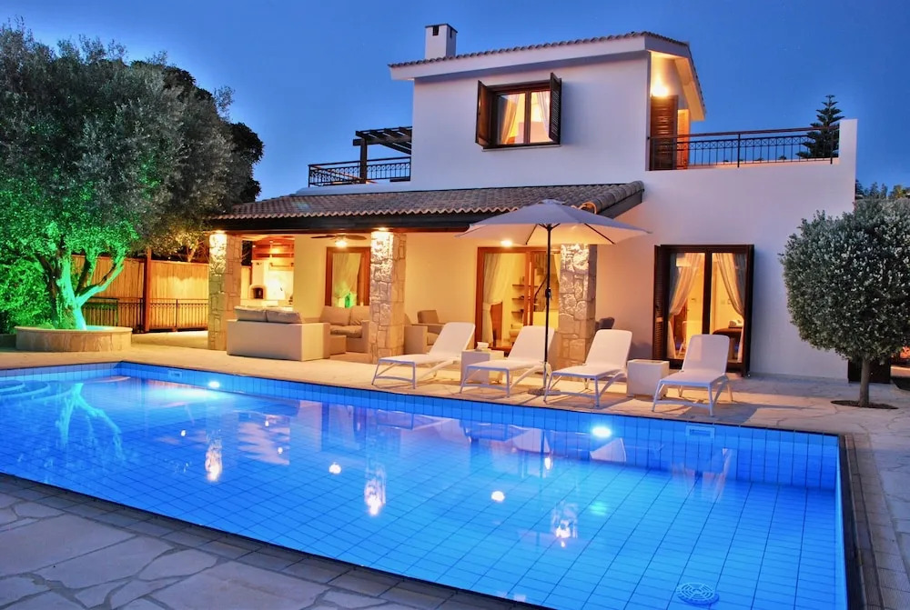 3 bedroom Villa Pera 12 with 10x5m private pool, within walking distance to resort village square, resort facilities, Aphrodite Hills