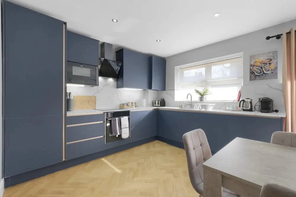 4BDR 3BA Family Home Garden in Isleworth