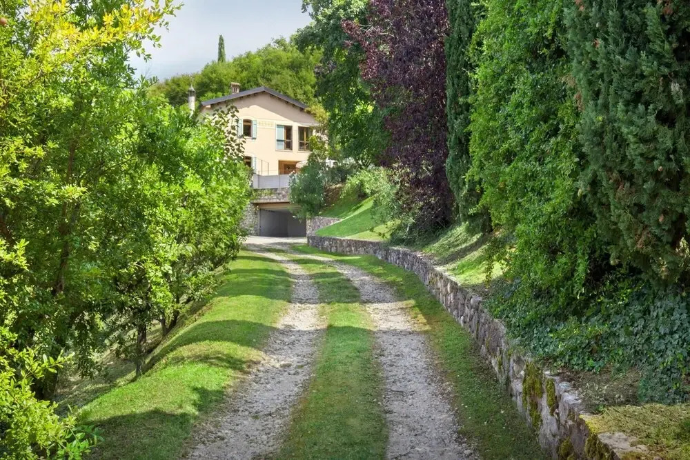 C Cantoni - 10 Sleeps Villa With Pool Stunning Views in Garda