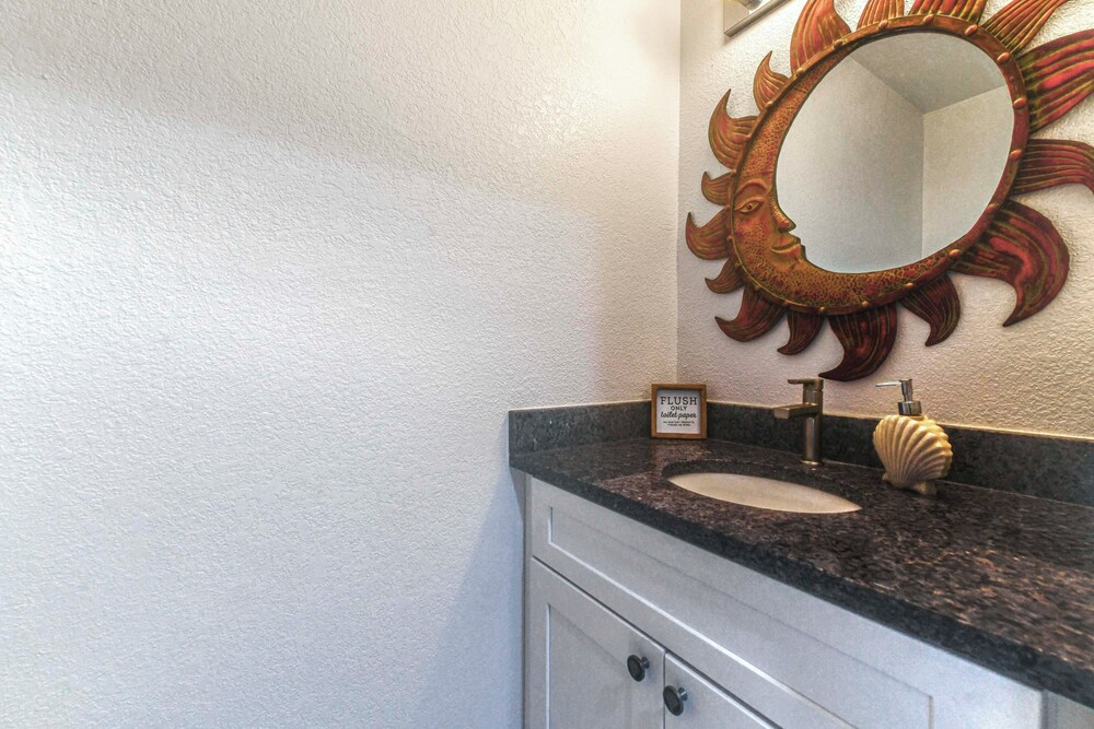 2 Mi to Englewood Beach! Home w/ Private Dock