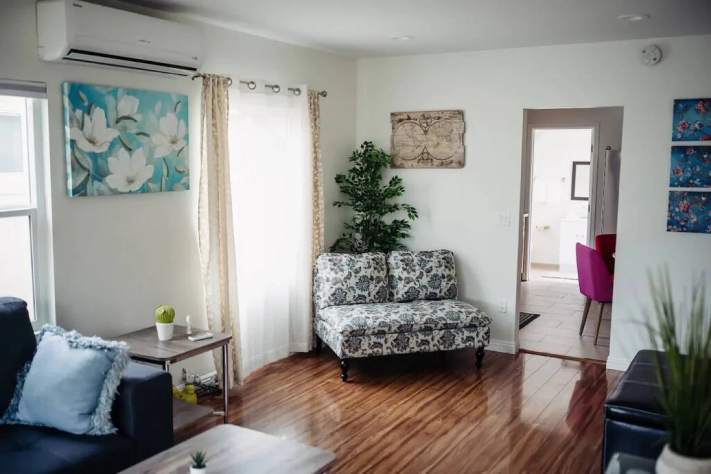 CHARMING 2-BEDROOM BUNGALOW HOME IN GLENDALE  (p4)